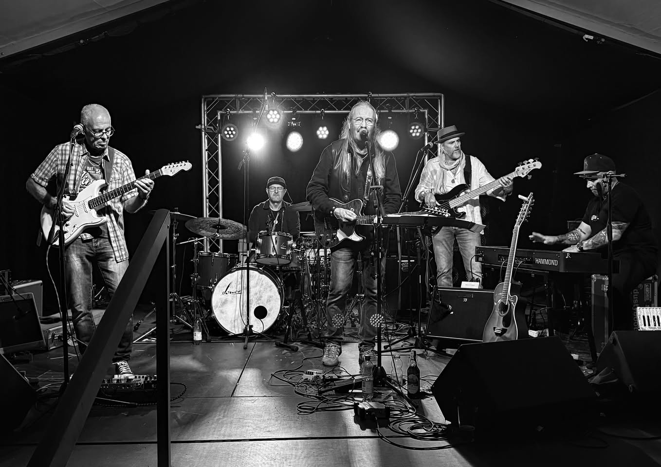 John & John Xpanded – Liveband live an einem Open Air, Coverband Schweiz für Firmenanlässe mit Mundartrock und Classic-Rock